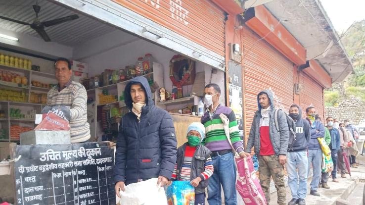 सोशल डिस्टेंसिंग का पालन करते नज़र आए लोग