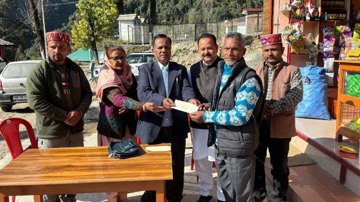 Mandi: Retired executive engineer Mehar Thakur provided help of Rs 1.53 lakh to Rajban victims.