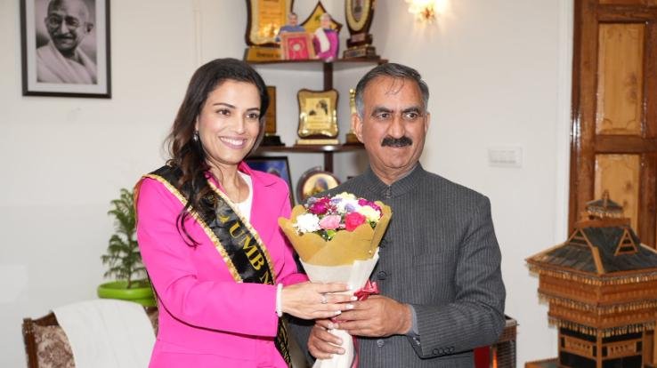 Akshita Sharma, first runner-up of UMB Mrs. India, met the Chief Minister