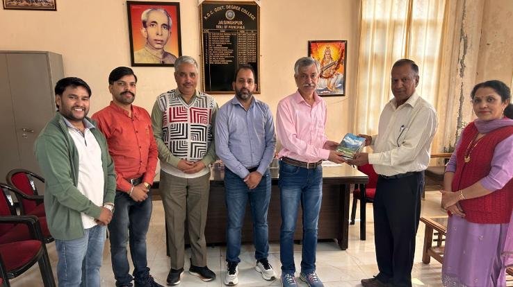 Jaisinghpur: Bhagat Ram Mandotra donated his books to the library of Kanwar Durga Chand College.