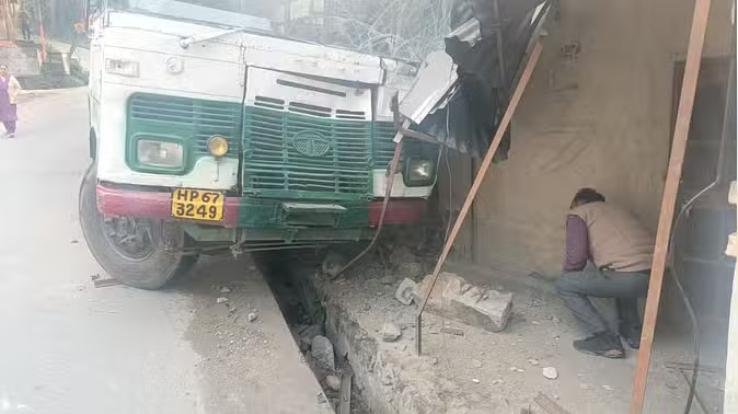 Hamirpur: HRTC bus collides with house on Sujanpur-Tehra road due to brake failure
