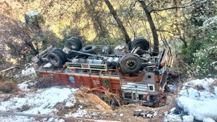 Sirmaur: LP train fell into a ditch on an icy road, driver and operator saved their lives.