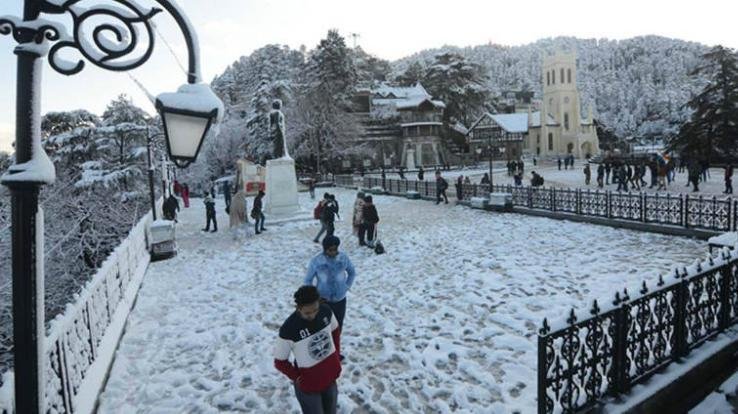 Crowd of tourists gathered after snowfall in Shimla