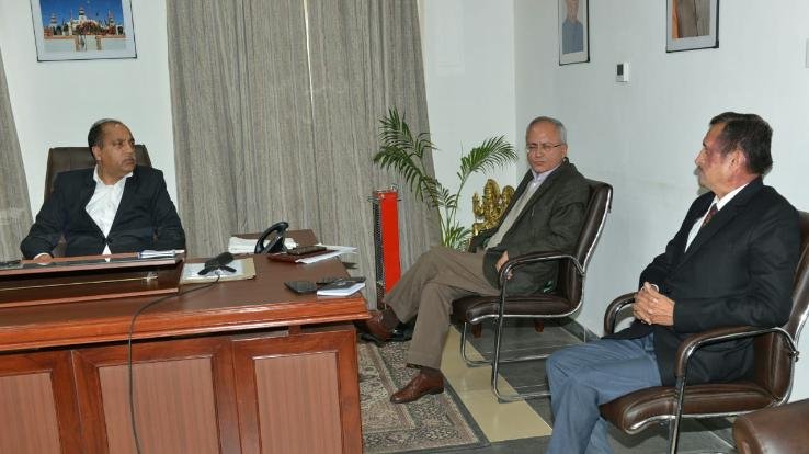 मुख्यमंत्री ने लोगों से अपना स्थान नहीं छोड़ने का किया आग्रह