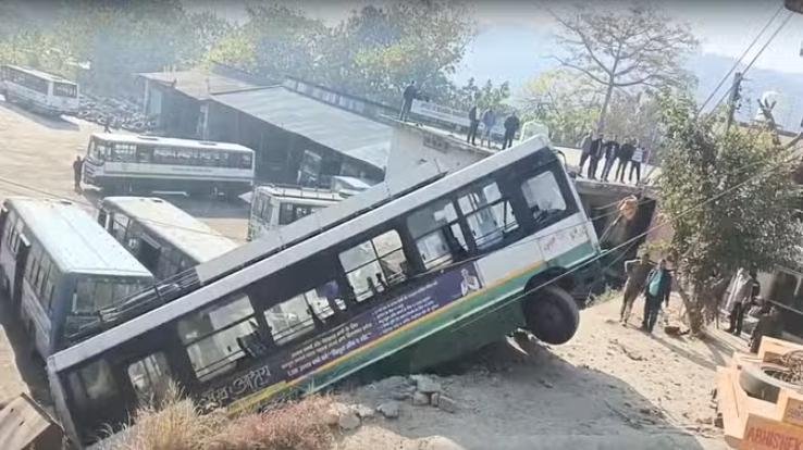 Bus rolls down from HRTC workshop platform in Hamirpur