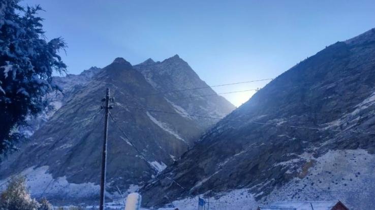 Himachal: Snow flakes fell on the high peaks including Rohtang this morning, know the weather condition.