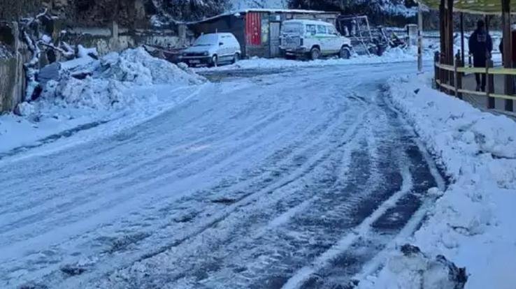 Shimla: Second snowfall of the season, many roads closed, vehicles started slipping on the road.