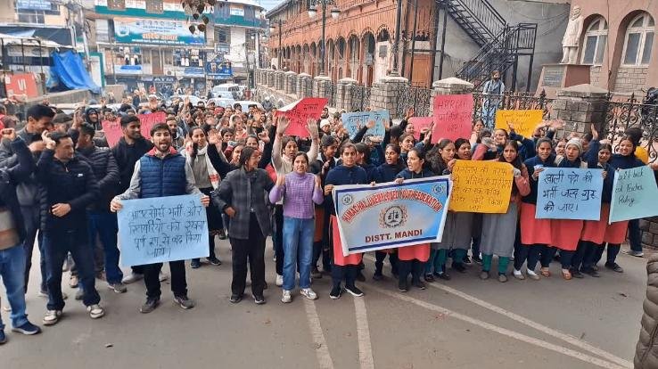Unemployed youth took to the streets in Jairam Thakur's home district