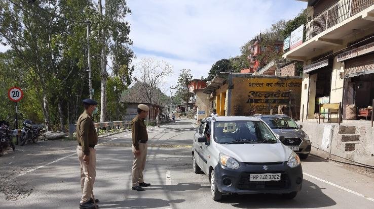 दुकानों पर लगा लोगों का जमावड़ा, बनाए राखी उच्चित दूरी
