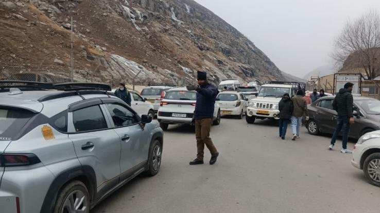 Kullu: Police rescued more than 1 thousand tourist vehicles from Atal Tunnel.