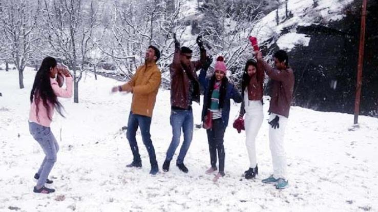 Faces of tourists blossomed after snowfall in Manali and Lahaul, administration alerted