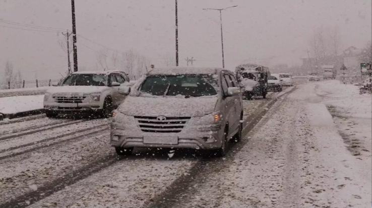 Tourists come to enjoy snowfall in Himachal, jam on highway due to increased number of vehicles