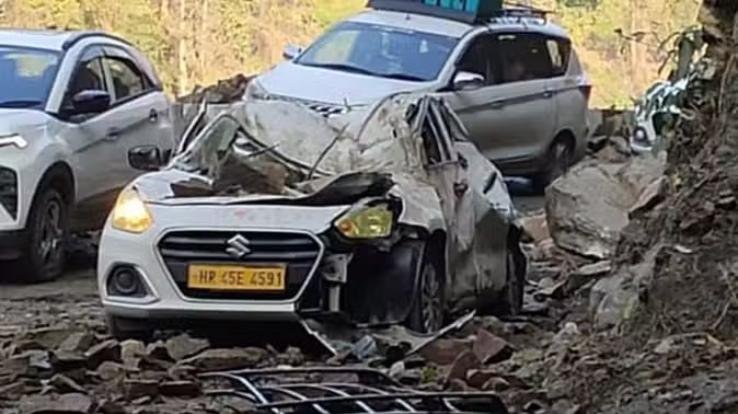 Himachal: Weather opened, problems continue.. 1 dead as stones fall on moving car, 340 roads still closed