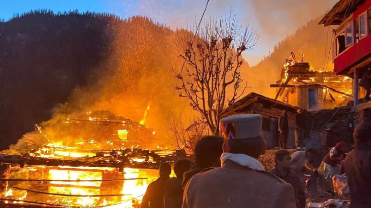Massive fire in Kullu, half village burnt, 17 houses, 6 cow sheds reduced to ashes