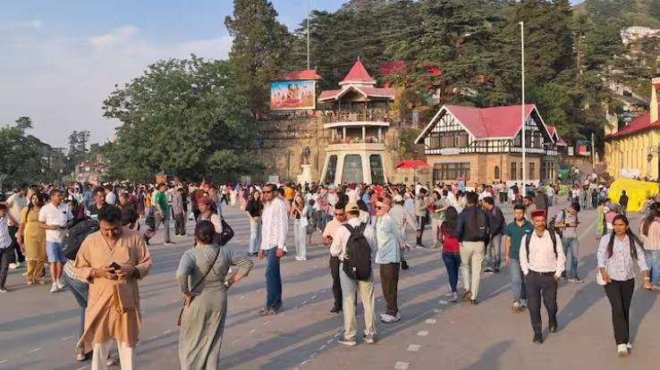 Himachal: Crowd of tourists at tourist places on the first weekend of the new year, occupancy was 80 percent.