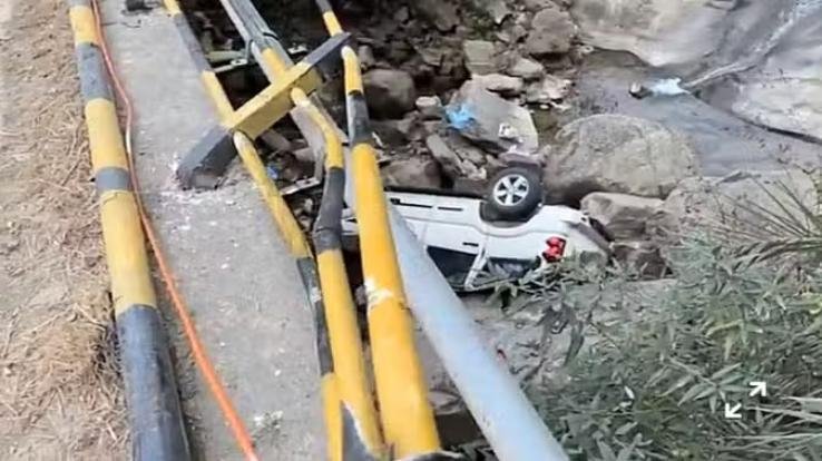 Road accident on Mandi-Pathankot highway, forest department vehicle falls into drain, driver injured