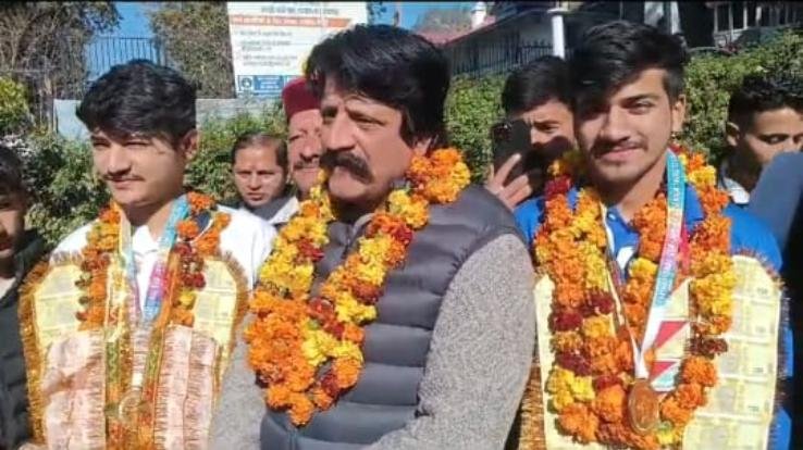 Chamba: National level gold medal winning players were given a grand welcome at the district headquarters.