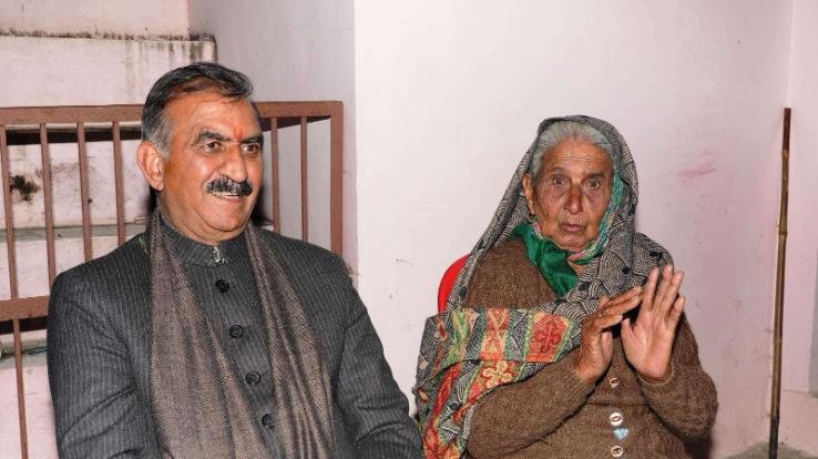 Hamirpur: CM Sukhu took blessings from his mother in his native village, Sansar Devi became emotional