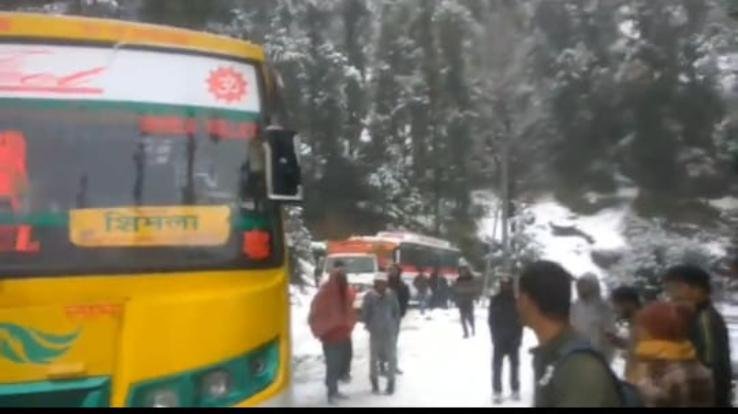Sirmaur: Many main roads closed due to snowfall, people reached their destination on foot.