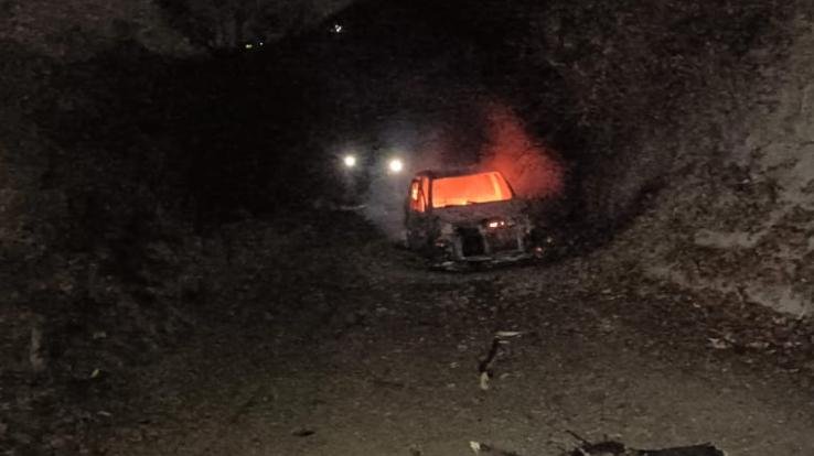 Kasauli: High voltage wire fell on the car in Thad village, car burnt to ashes due to fire.