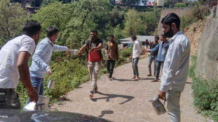 गरीबों की मदद करने निकले युवा