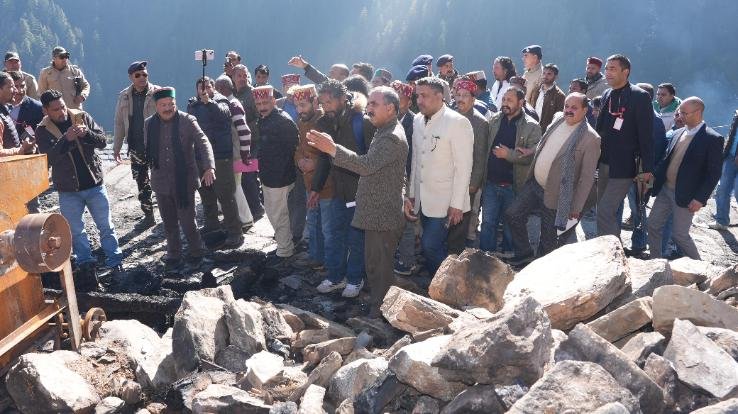 Kullu: CM Sukhu reached Tandi...said, the government is with you in this sad moment...