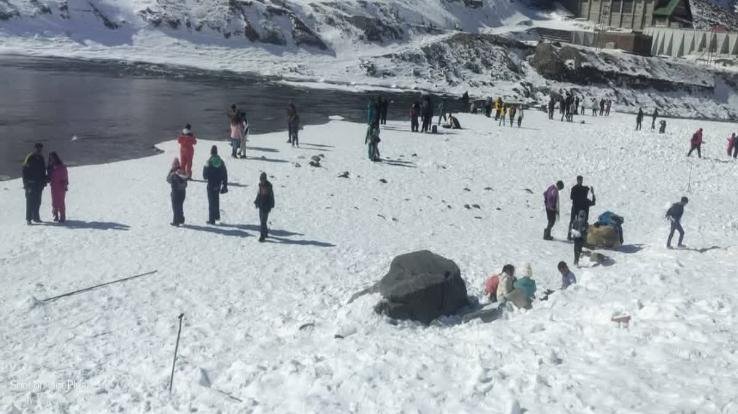 Increased crowd of tourists to enjoy snowfall in Atal Tunnel and Sissu