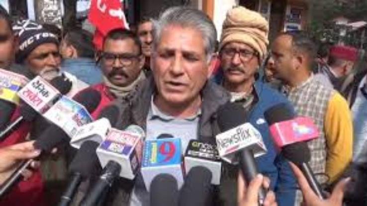 In Shimla, workers surrounded the Chairman and Secretary of Workers' Board.