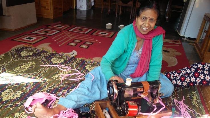 200 मास्क बनाकर आम लोगों में किए वितरित