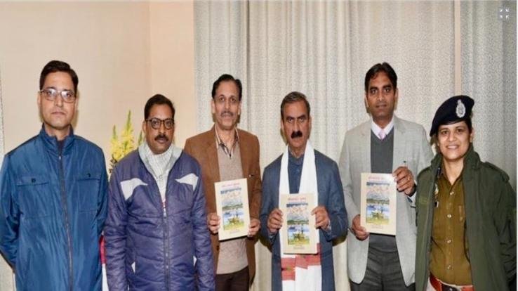 Chief Minister unveiled Kagda Cultural Council's magazine 'Dhauladhar Suman'