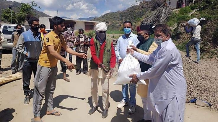 डाॅ. सैजल ने जाबली, चम्मो और बनासर में वितरित की भोजन सामग्री