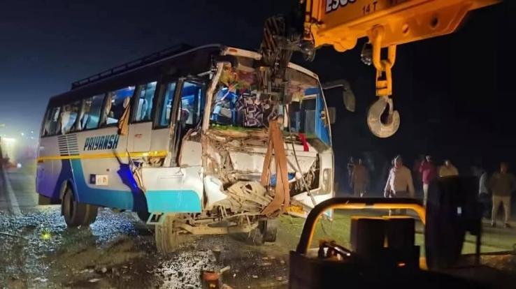 Himachal: Mini bus of devotees going to Mahakumbh collides with Hydra, 25 injured