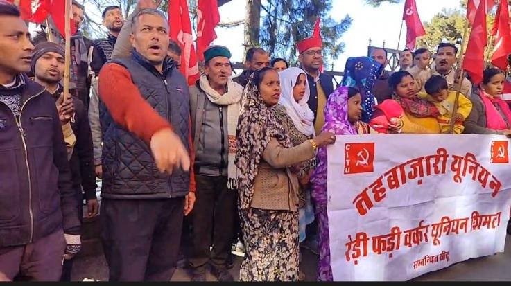 Shimla: Tehbazaaris protested... Accused the administration of snatching employment!