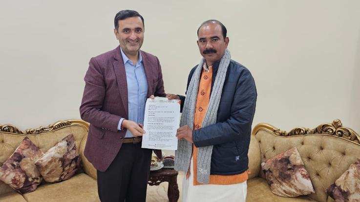 Chetan Bragta met Union Minister Ajay Tamta for approval of Drapthar Tunnel and Chaila-Solan Horticulture Road.
