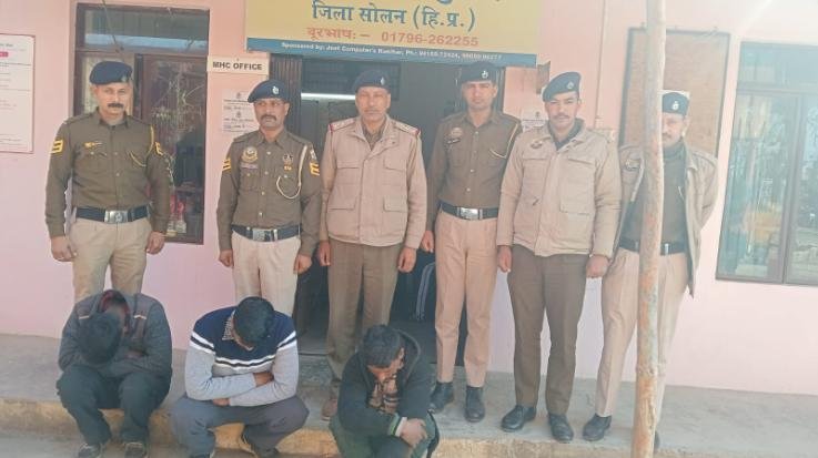 09 Solan police arrested three thieves who stole iron plates.