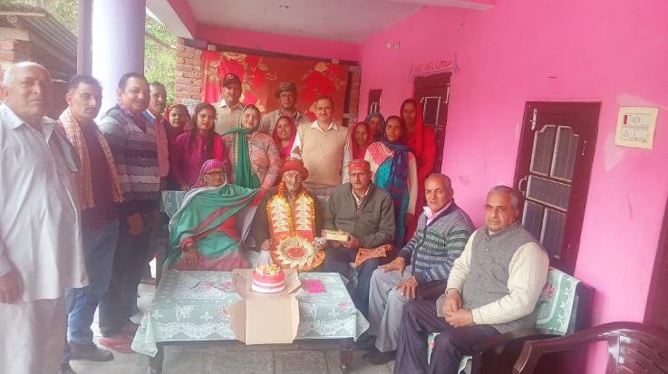 Ex-servicemen of Khundian celebrated the birthday of 98 year old ex-serviceman of the area.