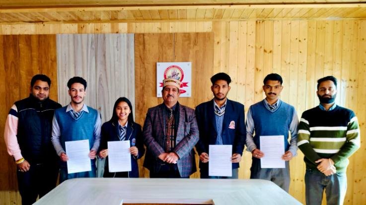 Mandi: 6 students of Abhilashi University selected in Just Dial Company, will provide their services