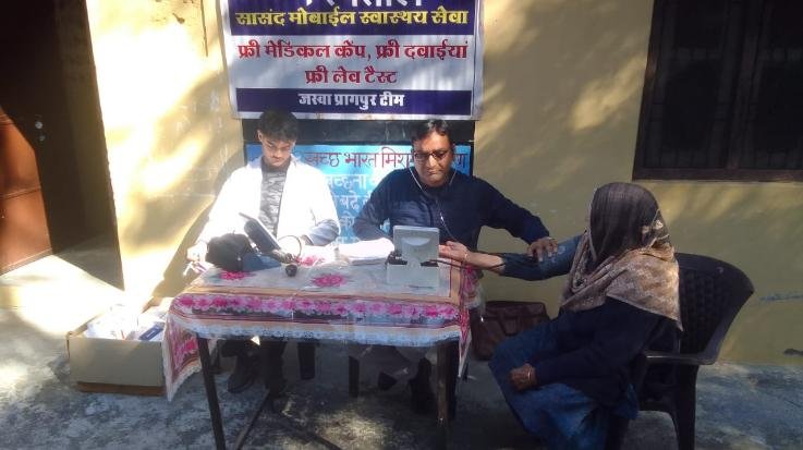 Jaswan: MP mobile health service team checked the health of people in Paragpur-Nihari.