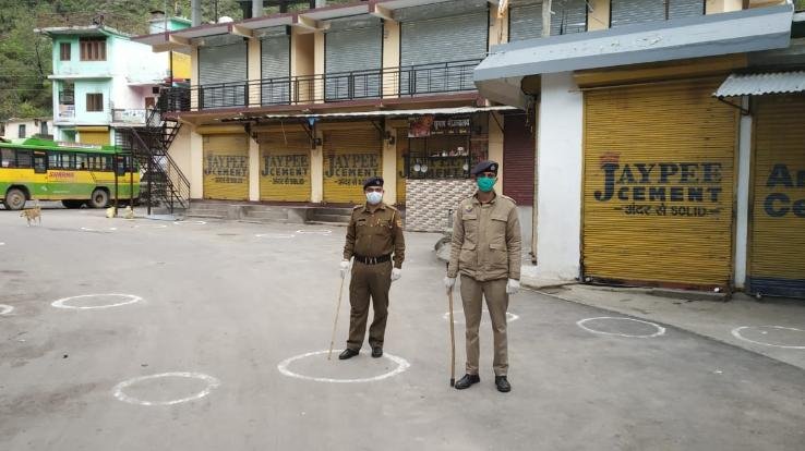120 किमी का सफर कर डीएसपी ने कांस्टेबल तक पहुंचाए मास्क व सांइटिसेर