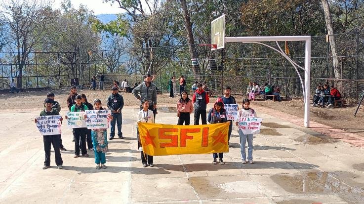 Solan: SFI demonstrated in Solan against illegal expulsion of 6 students from Sanjauli College.