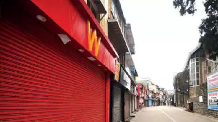 समय सीमा के बाद भी दुकाने खुली रखने वालो के खिलाफ पुलिस कर रही कार्रवाई