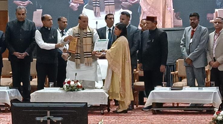 Karsog: Leena Sharma of village Pajyanu of Pangana region was honored with the National Award by Union Defense Minister Rajnath Singh for natural farming.