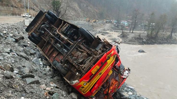 Bus-going- from- Manali- to- Kangra-suddenly- a- rock- fell- from- the- hill- driver- and- conductor- injured