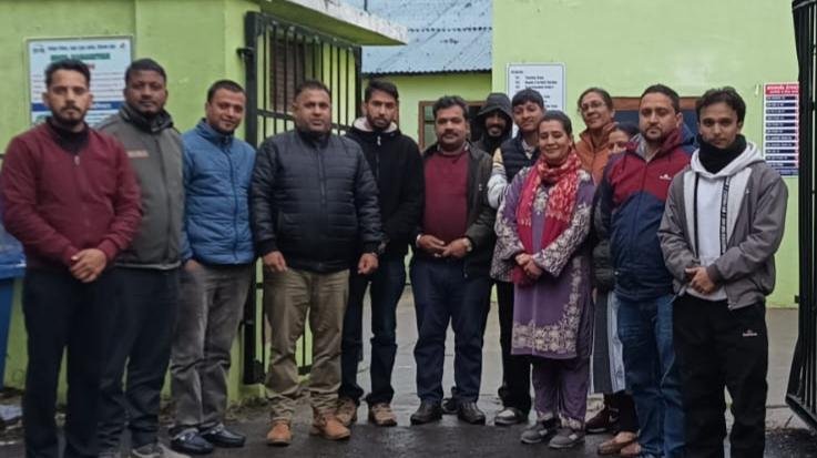 Protesting- against- the- state- cadre-, Patwari- and- Kanungo- Mahasangh- Tehsil- unit- of- Solan- started- an- indefinite- strike.