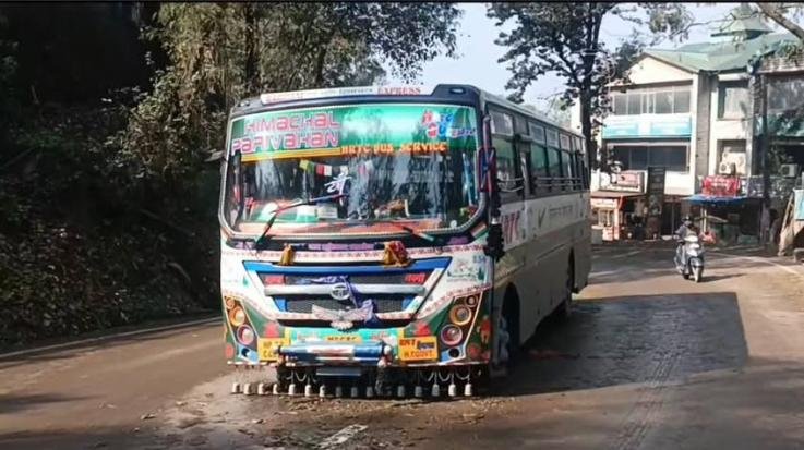 Solan- Electric- wire- fell- in- front- of- moving- HRTC- bus-..one- dead...