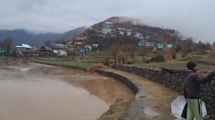 This lake once used to charm everyone but now the water of the lake is drying up due to pollution and dirt