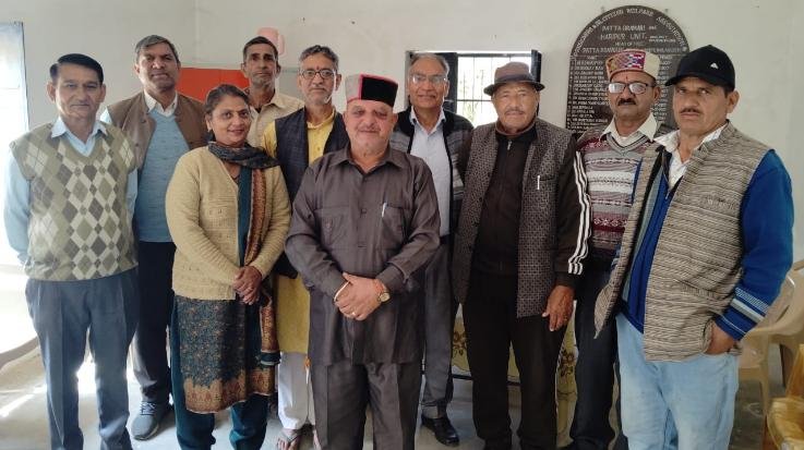 Kunihar-: Pensioners- held- a- meeting- in- Patta- Baraari-, expressed -anger -towards -the- government- for- not- getting -financial- benefits