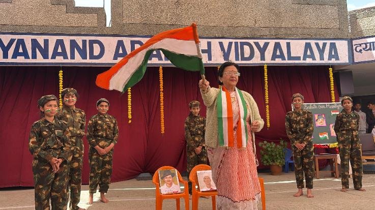 Solan: A program was organized at Dayanand Adarsh Vidyalaya to pay emotional tribute to the immortal martyrs
