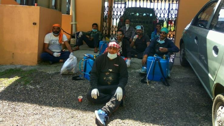 समाजसेवी संस्था कहलूर विकास सेवा संस्थान के युवाओं ने उठाया पूरे शहर को सेनेटाइज करने का जिम्मा