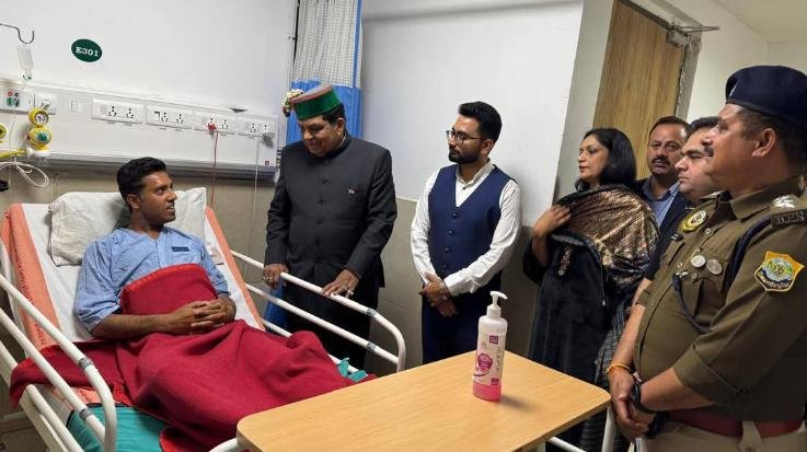 Bilaspur-: Minister -Dhaniram -Shandil -reached -AIIMS -hospital- to- inquire -about -the -well-being -of- injured- PSO- Sanjeev- Kumar